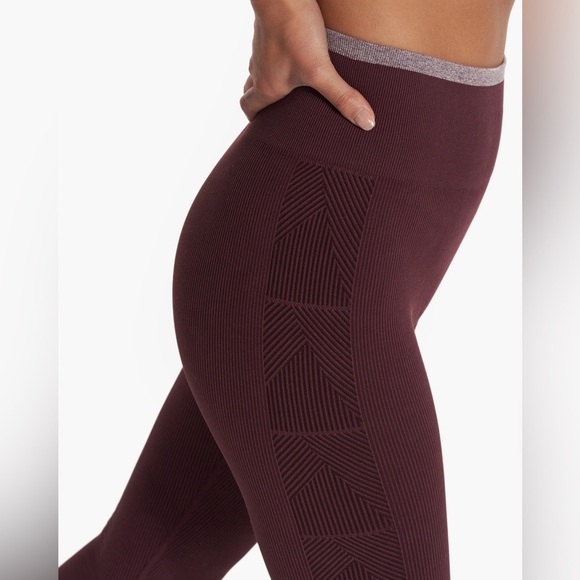 NWOT Vuori Helix Seamless Legging in a burgundy color Small - Picture 2 of 7